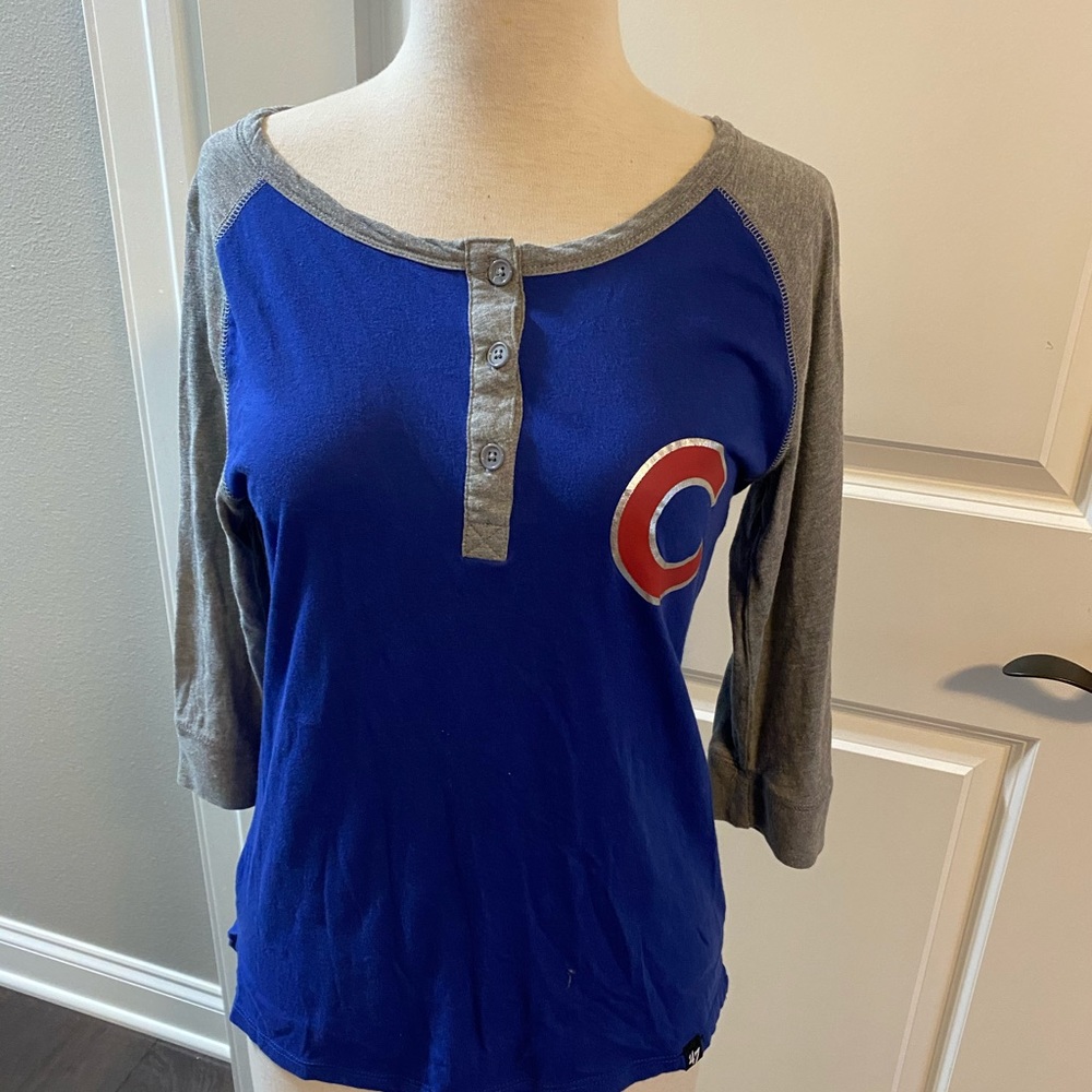 Chicago cubs long sleeve shirt.